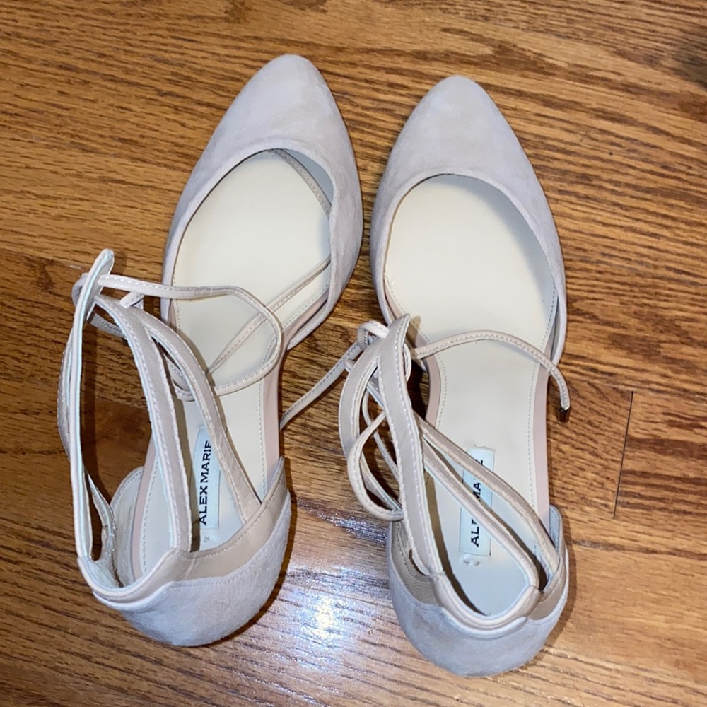 never worn alex marie cream colored lace small heels